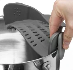 SensaHome- Siliconen Vergiet - Keuken Afgietdeksel - Afgiethulp - Siliconen - BPA Vrij - Grijs 40 SensaHome- Siliconen Vergiet - Keuken Afgietdeksel - Afgiethulp - Siliconen - BPA Vrij - Grijs -Buitenkampeer Winkel 1200x1144 2