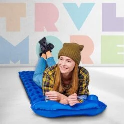 TRVLMORE Slaapmat - Zelfopblazend - 1 Persoons - Ingebouwde Pomp En Kussen - Blauw -Buitenkampeer Winkel 1200x1200 1080