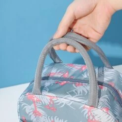 Koeltas - Lunchtas - Volwassenen En Kinderen - Compact & Handig: Zomer - Picknick -School - Lunch - Werk - Grijs Flamingo 16 Koeltas - Lunchtas - Volwassenen En Kinderen - Compact & Handig: Zomer - Picknick -School - Lunch - Werk - Grijs Flamingo -Buitenkampeer Winkel 1200x1200 295