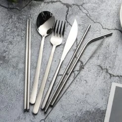 House Of Husk Reisbestek - Reis Bestekset - Chopsticks - Metalen Rietjes Met Borstel - Lepel - Vaatwasserbestendig - RVS - 7 Delig - Zilver 10 House Of Husk Reisbestek - Reis Bestekset - Chopsticks - Metalen Rietjes Met Borstel - Lepel - Vaatwasserbestendig - RVS - 7 Delig - Zilver -Buitenkampeer Winkel 1200x1200 565