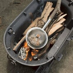 Kikkerland Huckleberry Popcorn Maker - Maak Je Eigen Popcorn - Popcornpan - Kampvuur - Buitenspeelgoed - Buitenspelen - Kamperen -Buitenkampeer Winkel 1200x1200 634