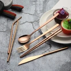House Of Husk Reisbestek - Reis Bestekset - Chopsticks - Metalen Rietjes Met Borstel - Lepel - Vaatwasserbestendig - RVS - 7 Delig - Rose Goud -Buitenkampeer Winkel 1200x1200 645