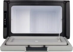 Campart Koelbox XXL CB-8695 – Koelen En Vriezen – LED Display Met Digitale Temperatuurweergave - Coolbox 230V En 12V - 35 Liter - Zwart 11 Campart Koelbox XXL CB-8695 – Koelen En Vriezen – LED Display Met Digitale Temperatuurweergave - Coolbox 230V En 12V - 35 Liter - Zwart -Buitenkampeer Winkel 1200x866 1