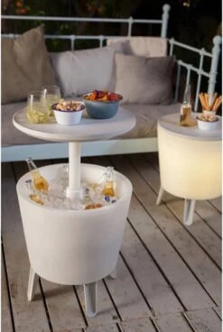 Keter Coolbar Partytafel – Lichtgevend - 49,5x49,5x57cm - Wit 15 Keter Coolbar Partytafel – Lichtgevend - 49,5x49,5x57cm - Wit -Buitenkampeer Winkel 806x1200 1